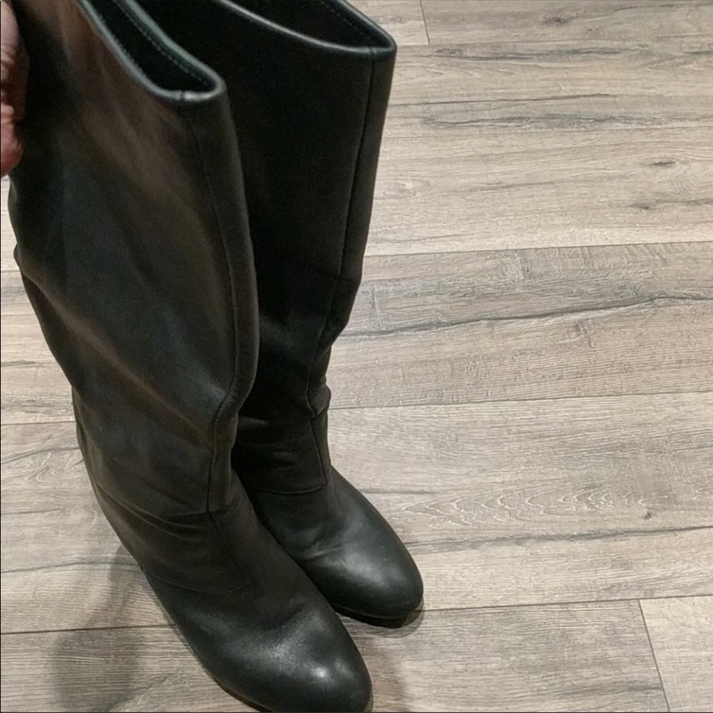 Black wedge boot